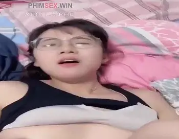 Ảnh thumbnail video Gái xinh kính cận làm tình con điếm gái xinh đeo kính cận bị đụ lồn múp nước lồn tuôn ra kính bị lệch sang một bên