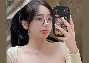 Ảnh thumbnail video Lộ clip Hoa Hoa đang thủ dâm sướng chảy nước con đĩ Hoa Hoa nằm dạng chân hai ngón tay ngoáy sâu lồn hồng hào nước lồn ngon ngọt tuôn ra lênh láng nó rên khẽ run lẩy bẩy ti cương cứng